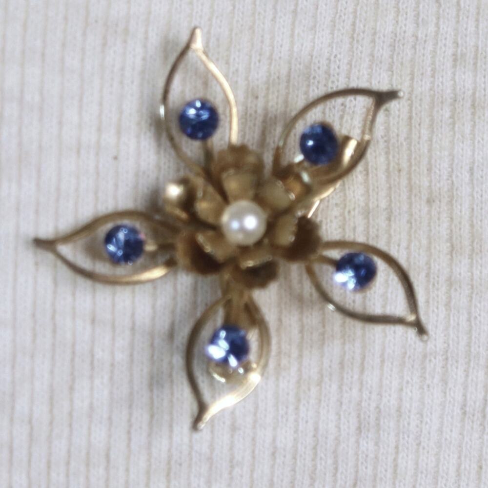 💎Starburst Flower Brooch Gold Tone Open Metal Blue and Pearly Stones